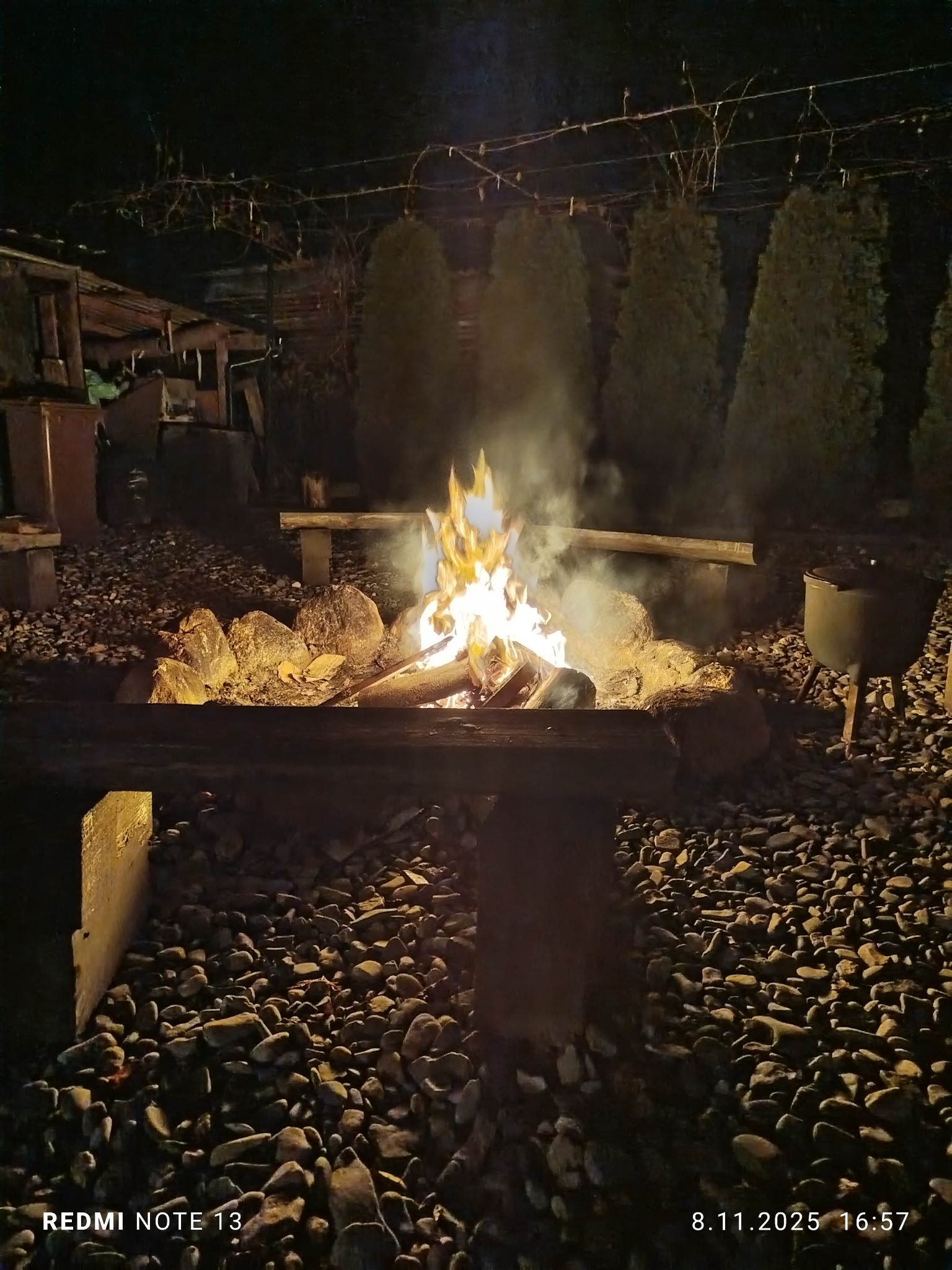 Ognisko nocą